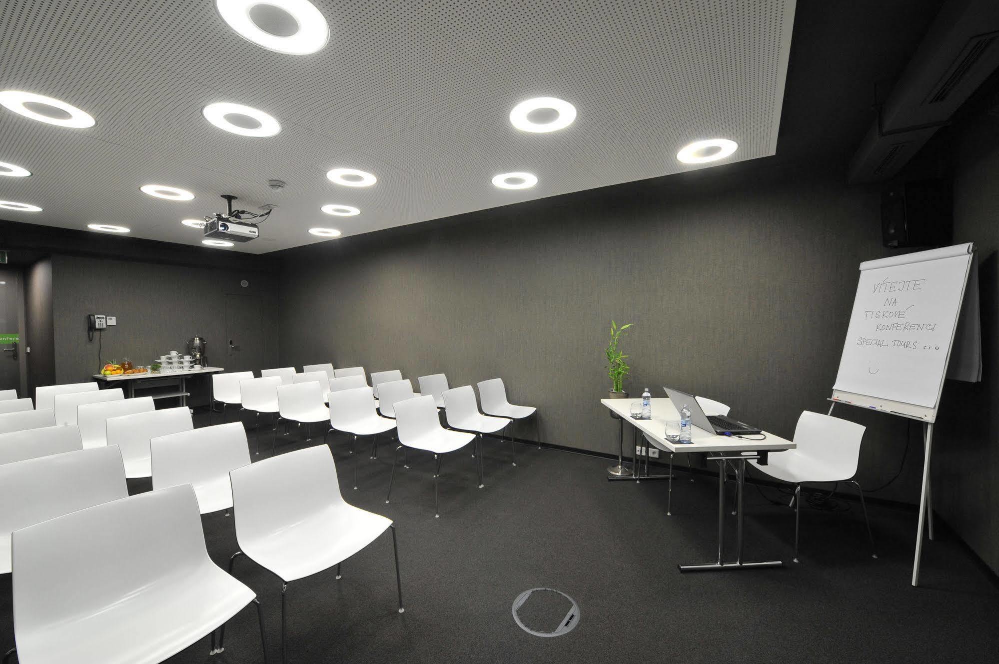 מלון Metropol Design Old Town 4*